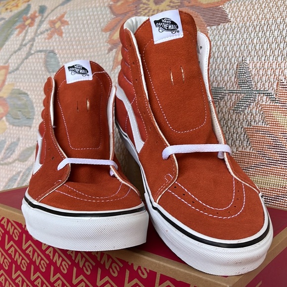 Vans WMNS Sk8-Hi
Color Theory Burnt Ochre
VN0005U9GWP
Sneakers - Picture 8 of 16